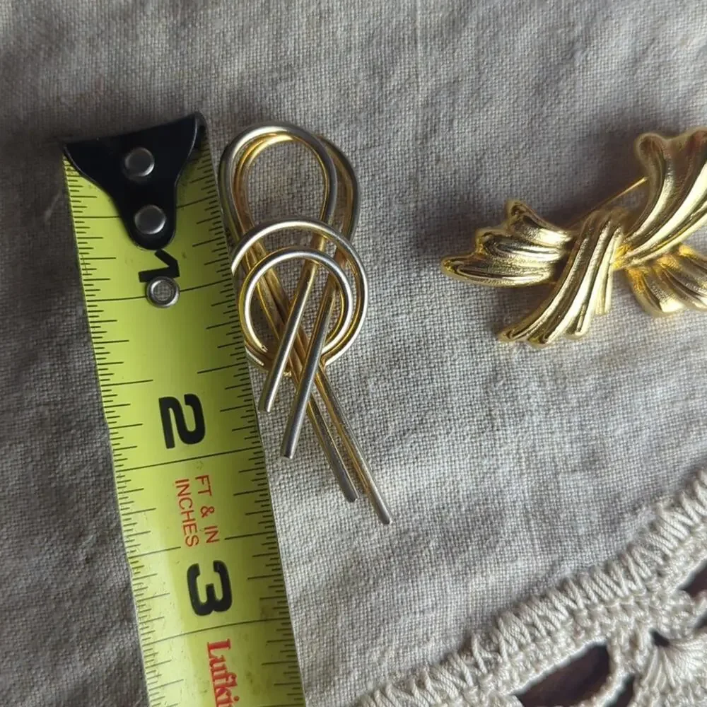 Vintage Signed Brooch Set – Gerry & Sarah Coventry Gold Tone Costume Jewelry - Picture 7 of 8